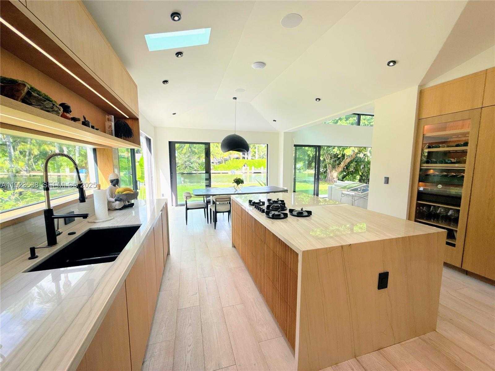 Small Image of Miami Number 29