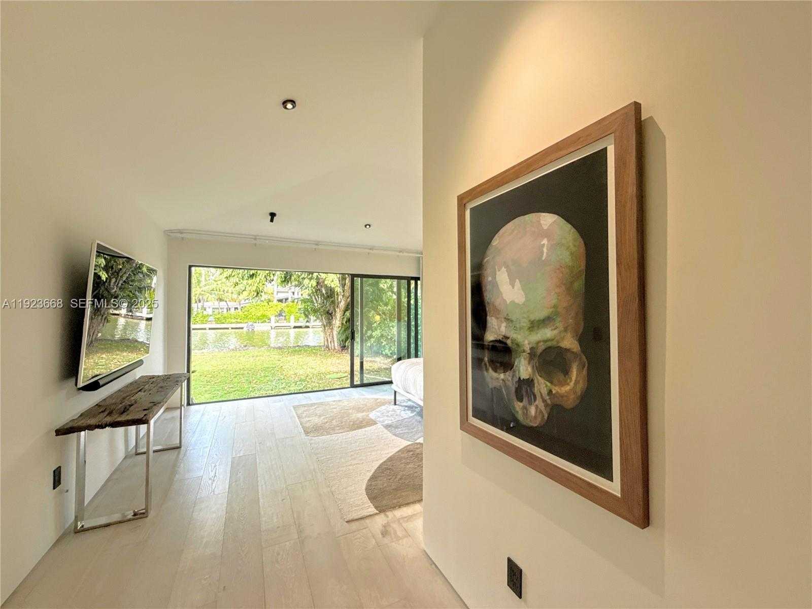 Small Image of Miami Number 33