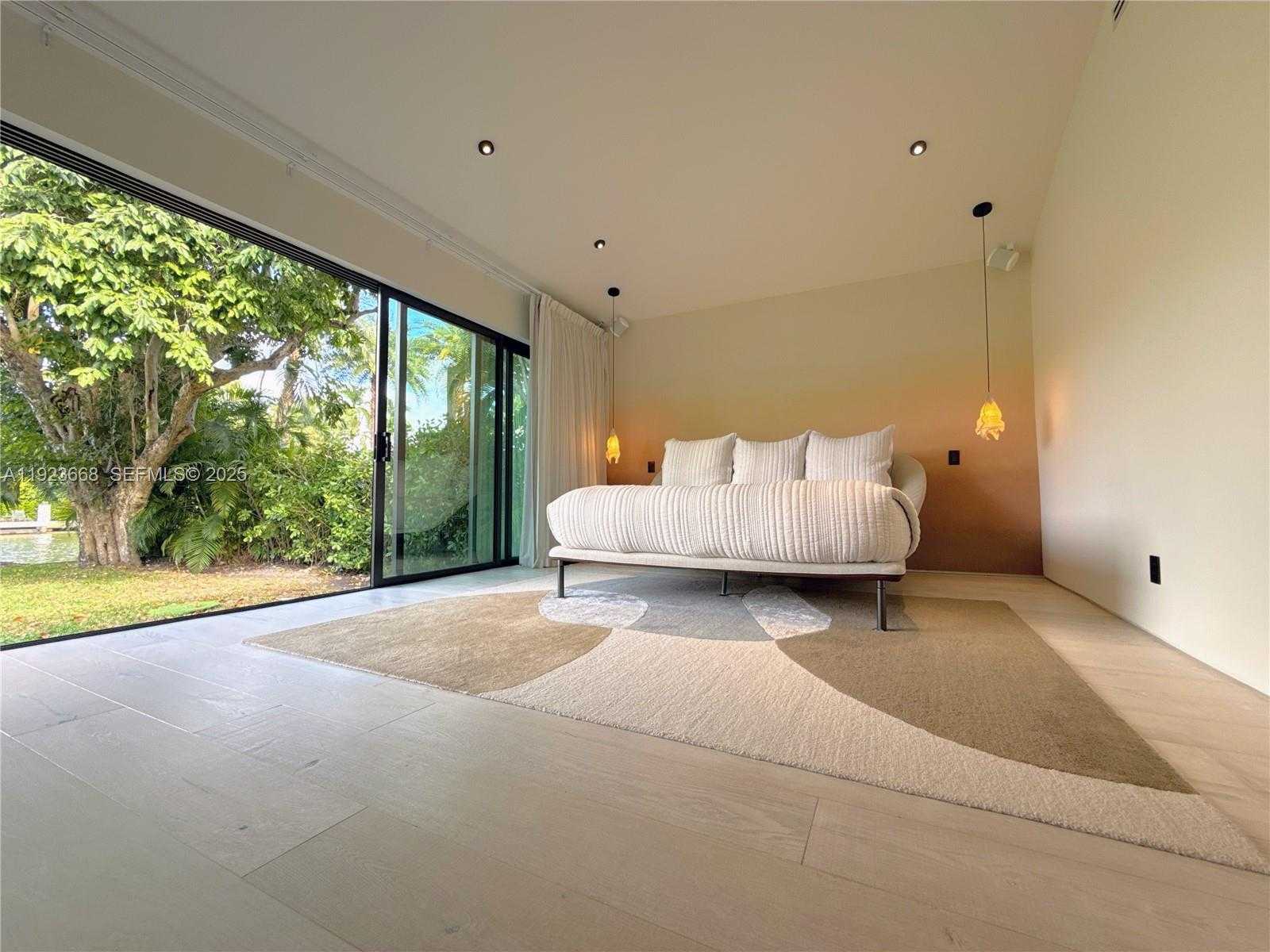 Small Image of Miami Number 34