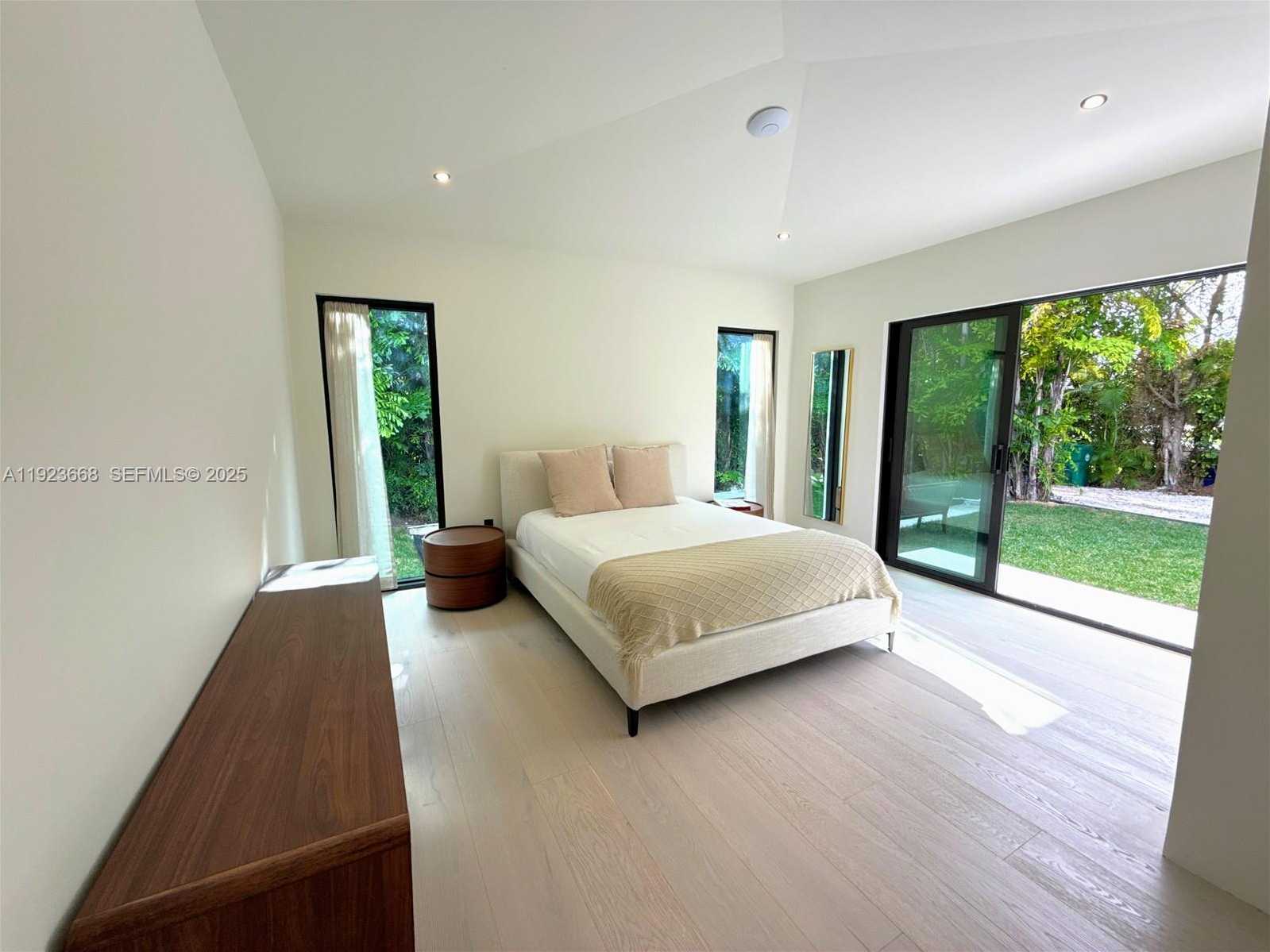 Small Image of Miami Number 50