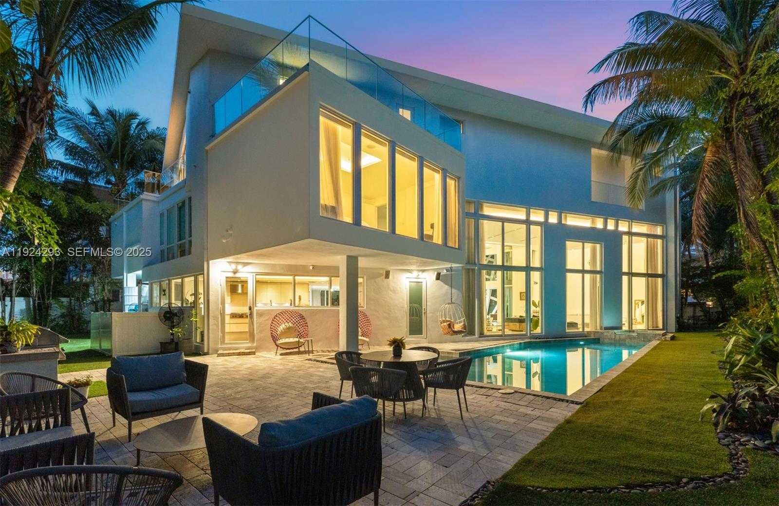 Small Image of 480 OCEAN BLVD, Golden Beach Number 9