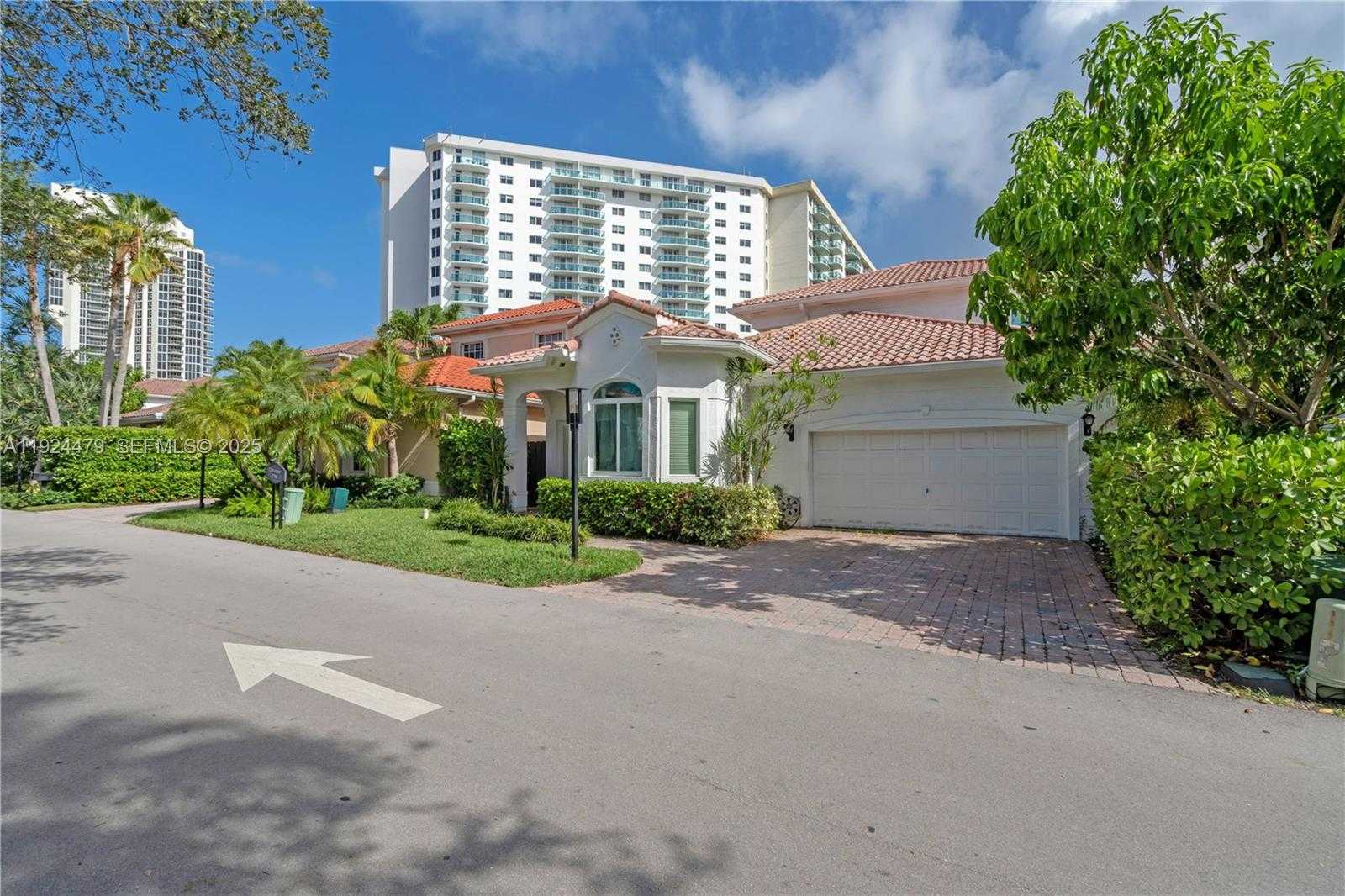 Small Image of 3942 194TH LN, Sunny Isles Beach Number 3