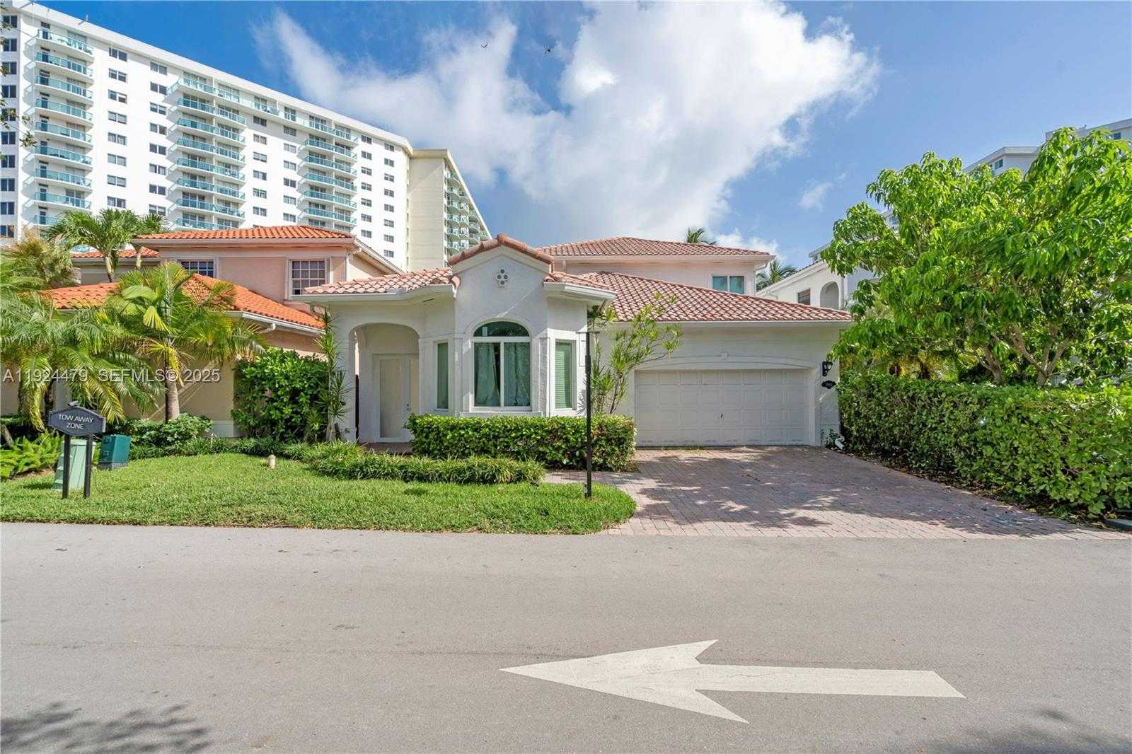 Small Image of 3942 194TH LN, Sunny Isles Beach Number 4