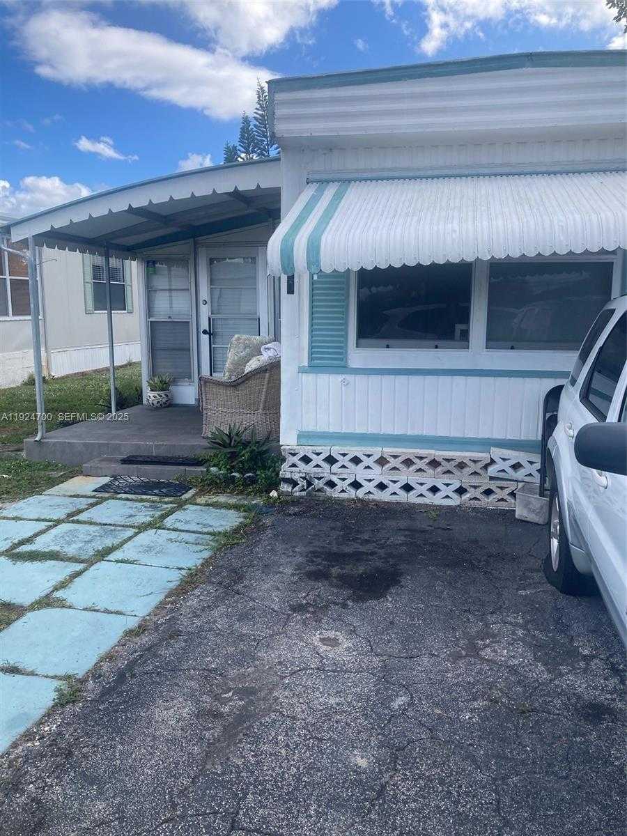 Small Image of 310 NORTH EAST 45 PLACE, Deerfield Beach Number 2