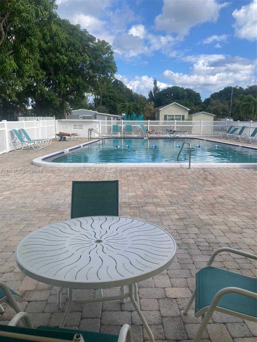 Small Image of 310 NORTH EAST 45 PLACE, Deerfield Beach Number 6