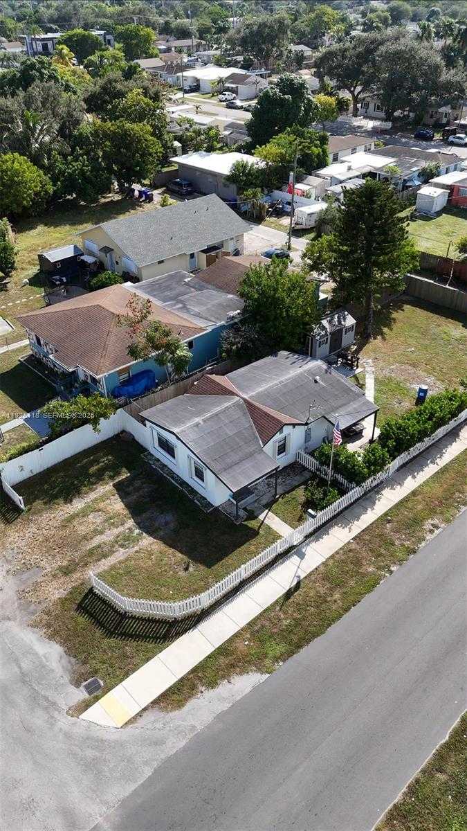 Small Image of 2444 ROOSEVELT ST, Hollywood Number 2