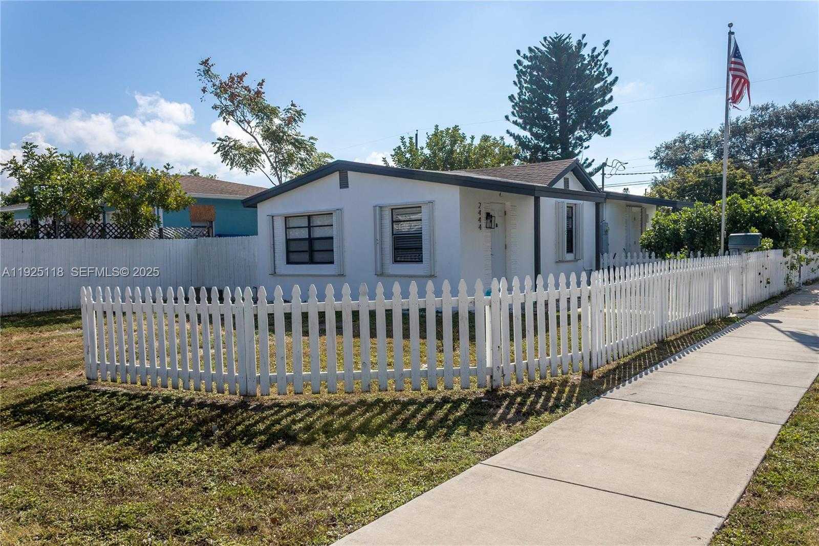 Small Image of 2444 ROOSEVELT ST, Hollywood Number 3