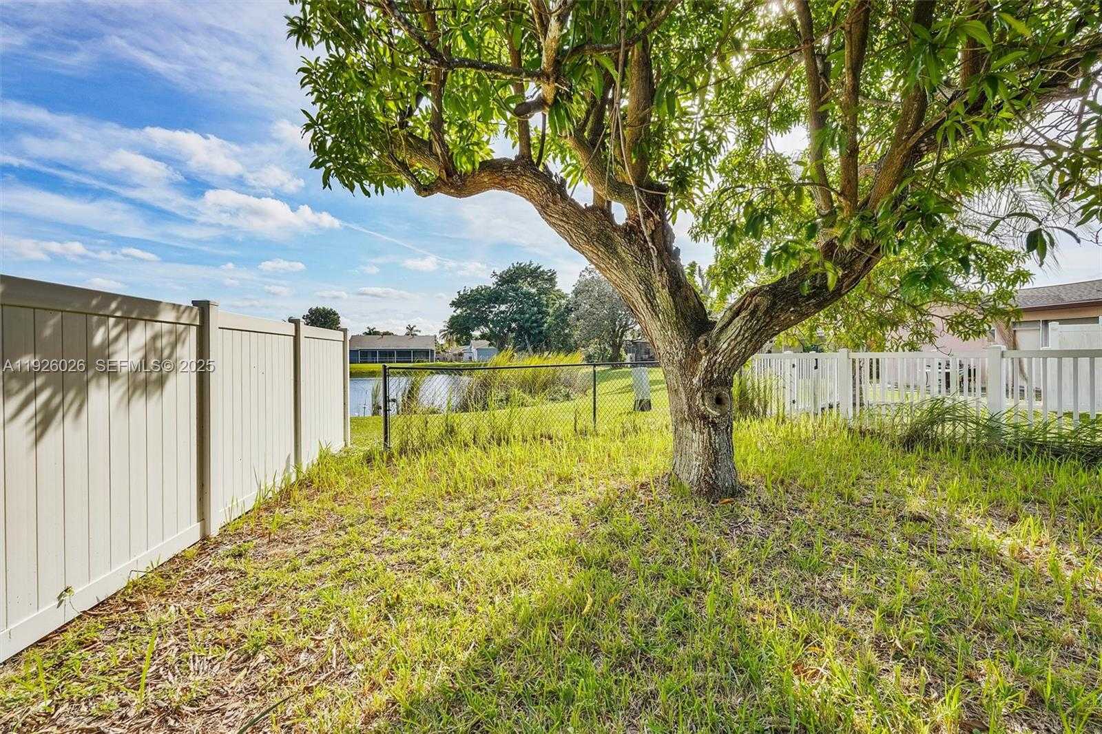 Small Image of 8113 ROSE MARIE CIR, Boynton Beach Number 33