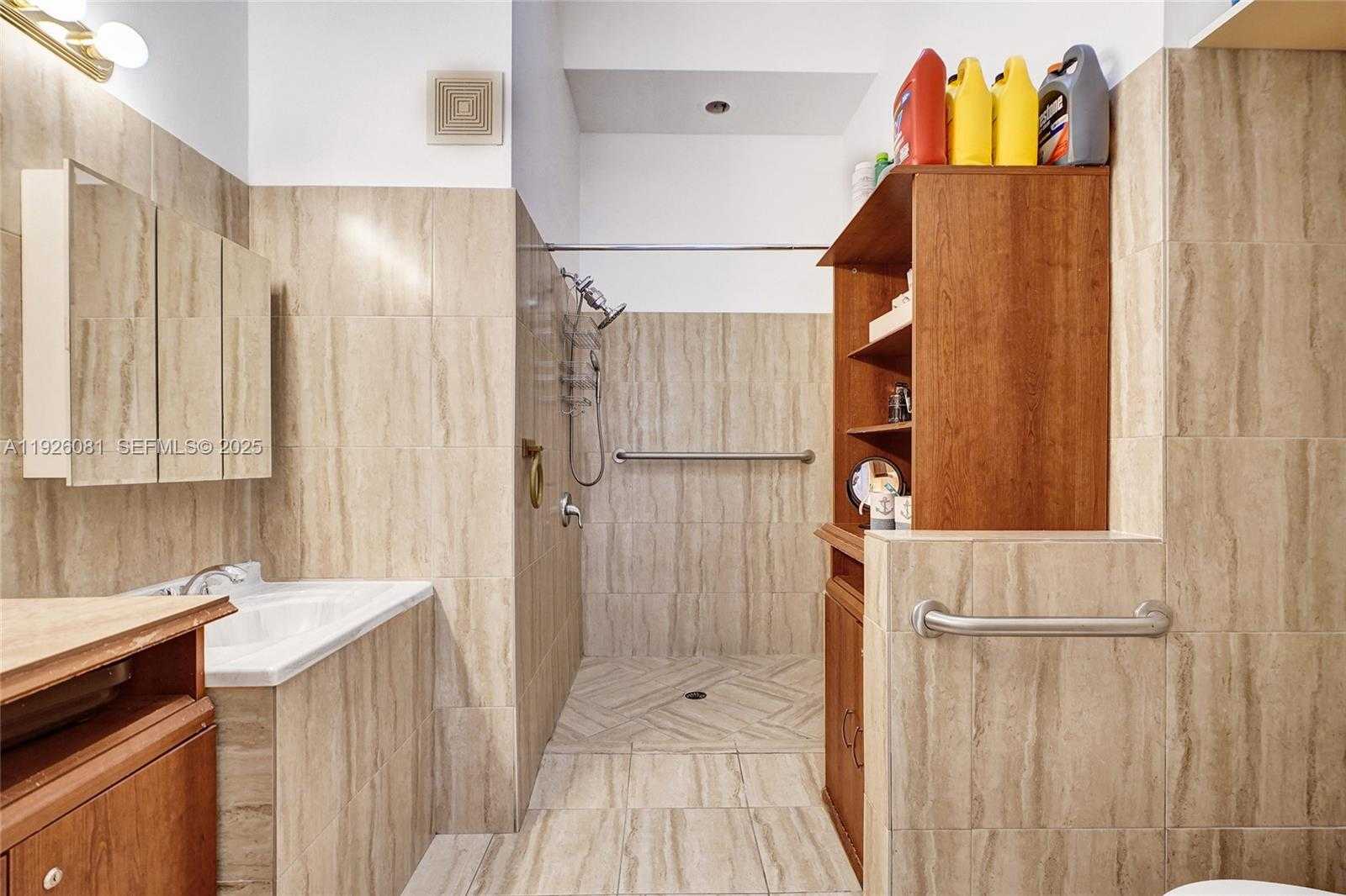 Small Image of 531 LESLIE DR, Hallandale Beach Number 11