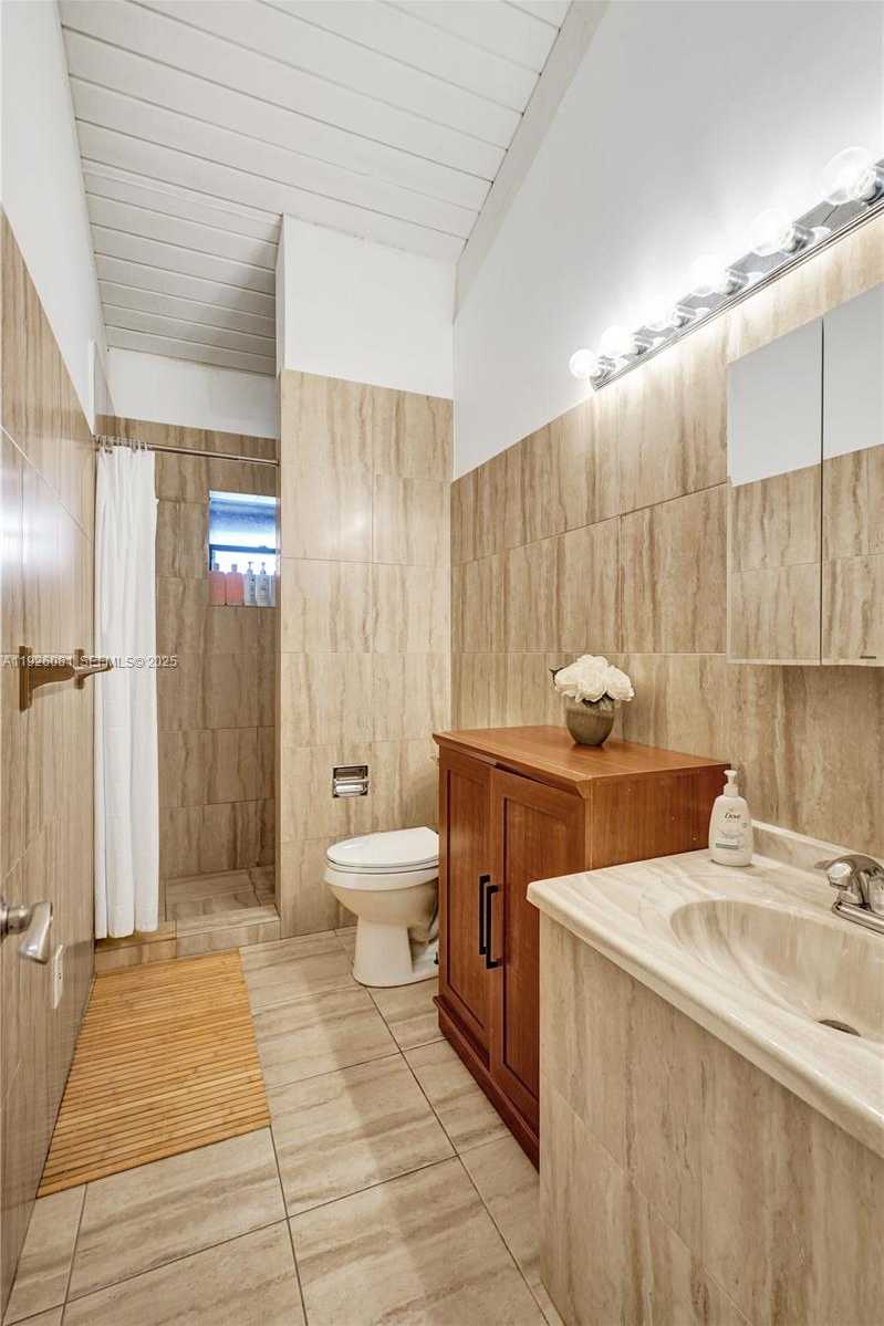 Small Image of 531 LESLIE DR, Hallandale Beach Number 15