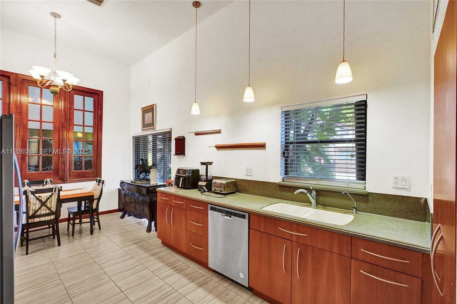 Small Image of 531 LESLIE DR, Hallandale Beach Number 20