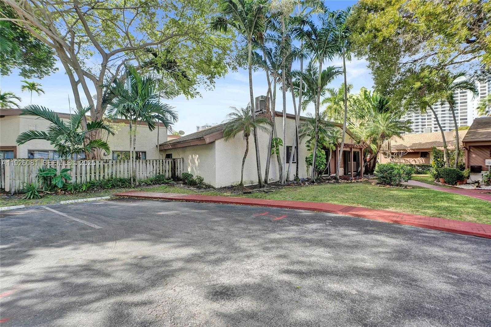 Small Image of 531 LESLIE DR, Hallandale Beach Number 3