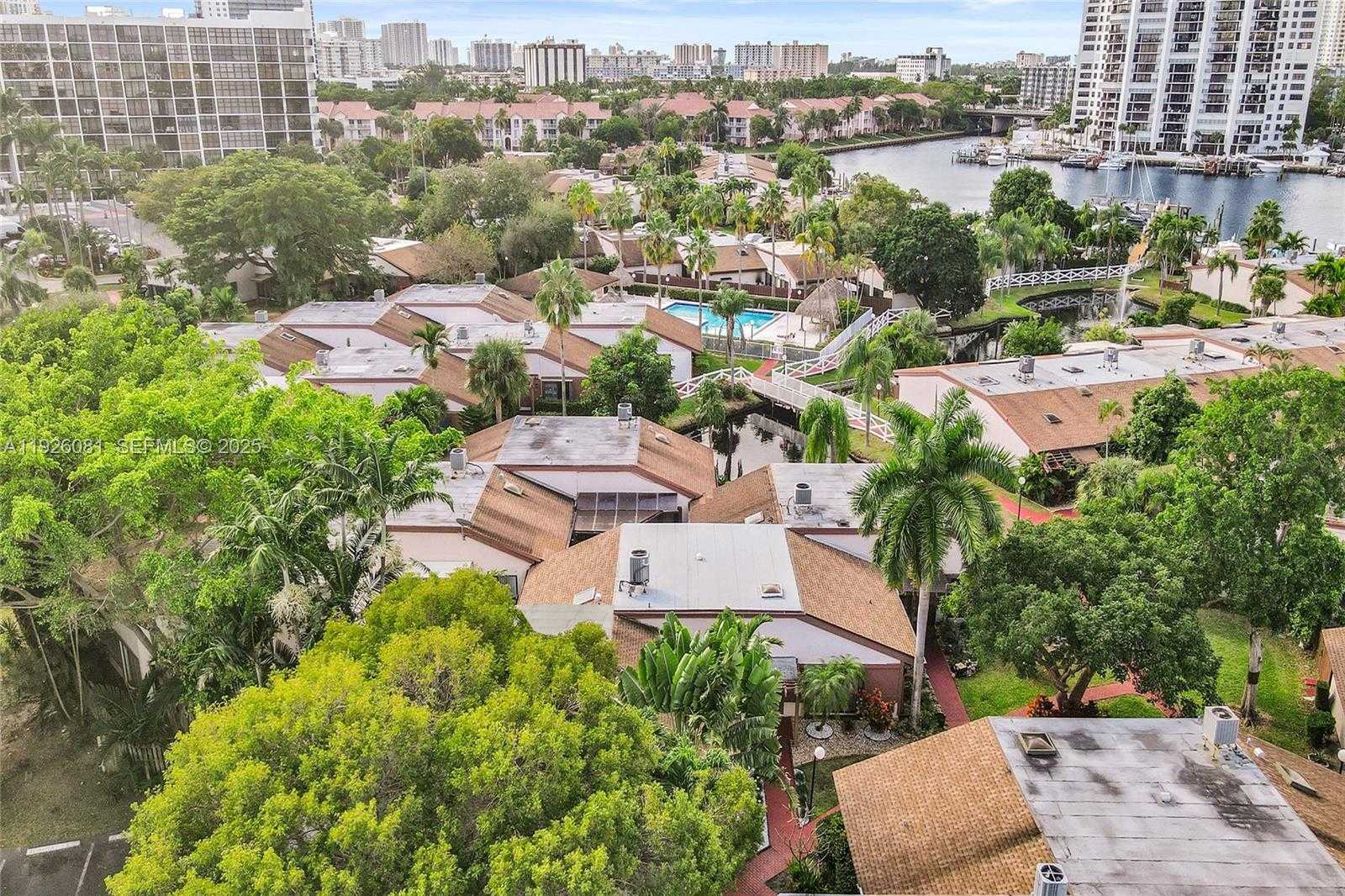 Small Image of 531 LESLIE DR, Hallandale Beach Number 5