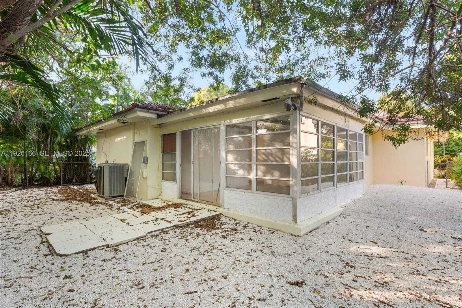 Small Image of 612 MINORCA AVE, Coral Gables Number 20