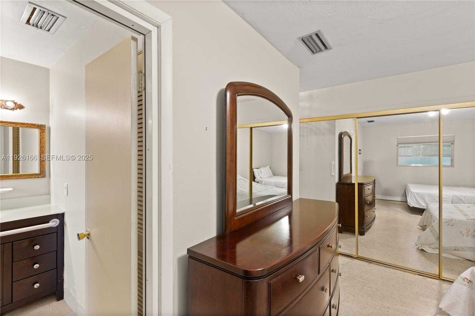 Small Image of 612 MINORCA AVE, Coral Gables Number 26