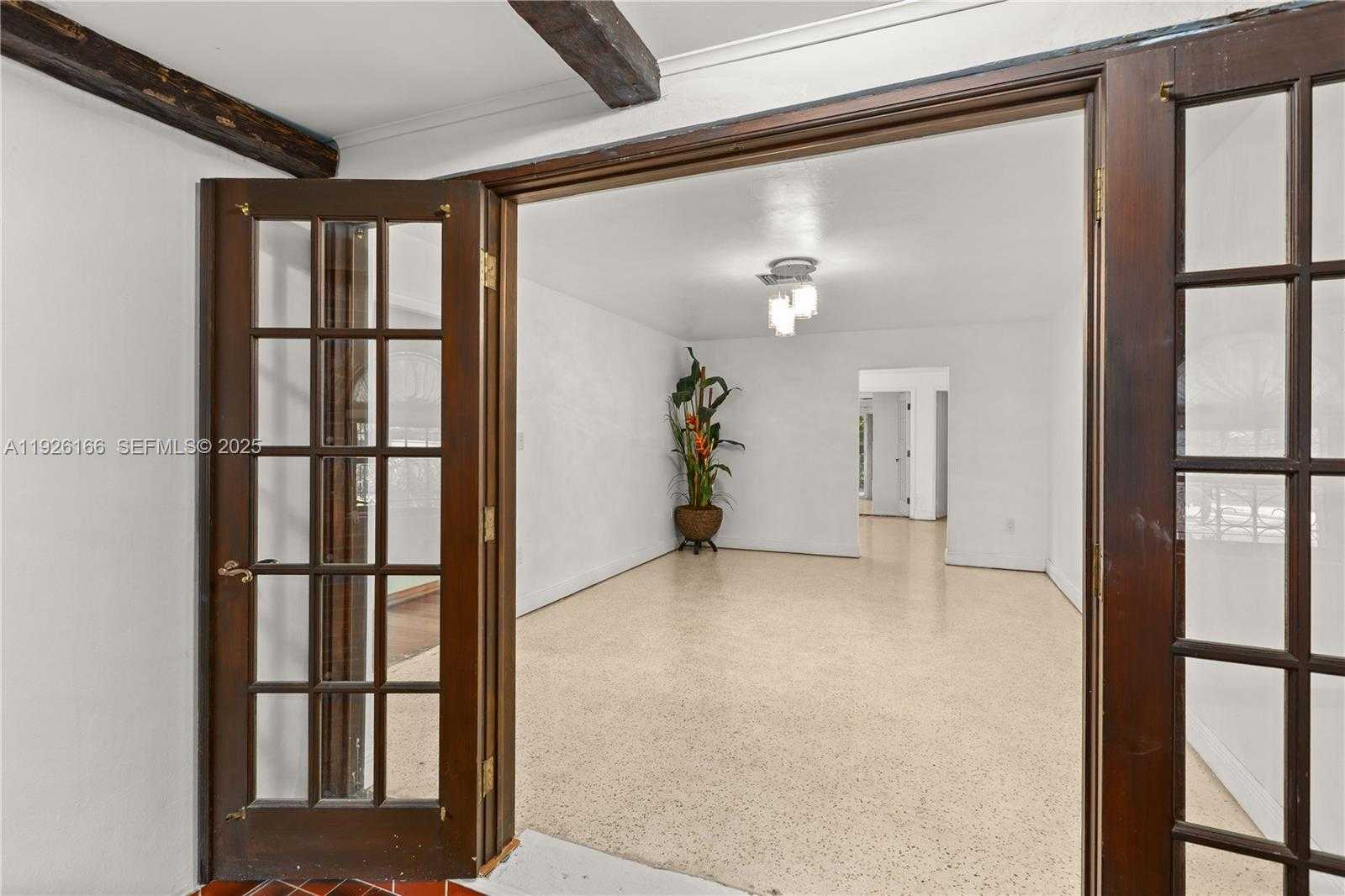 Small Image of 612 MINORCA AVE, Coral Gables Number 4