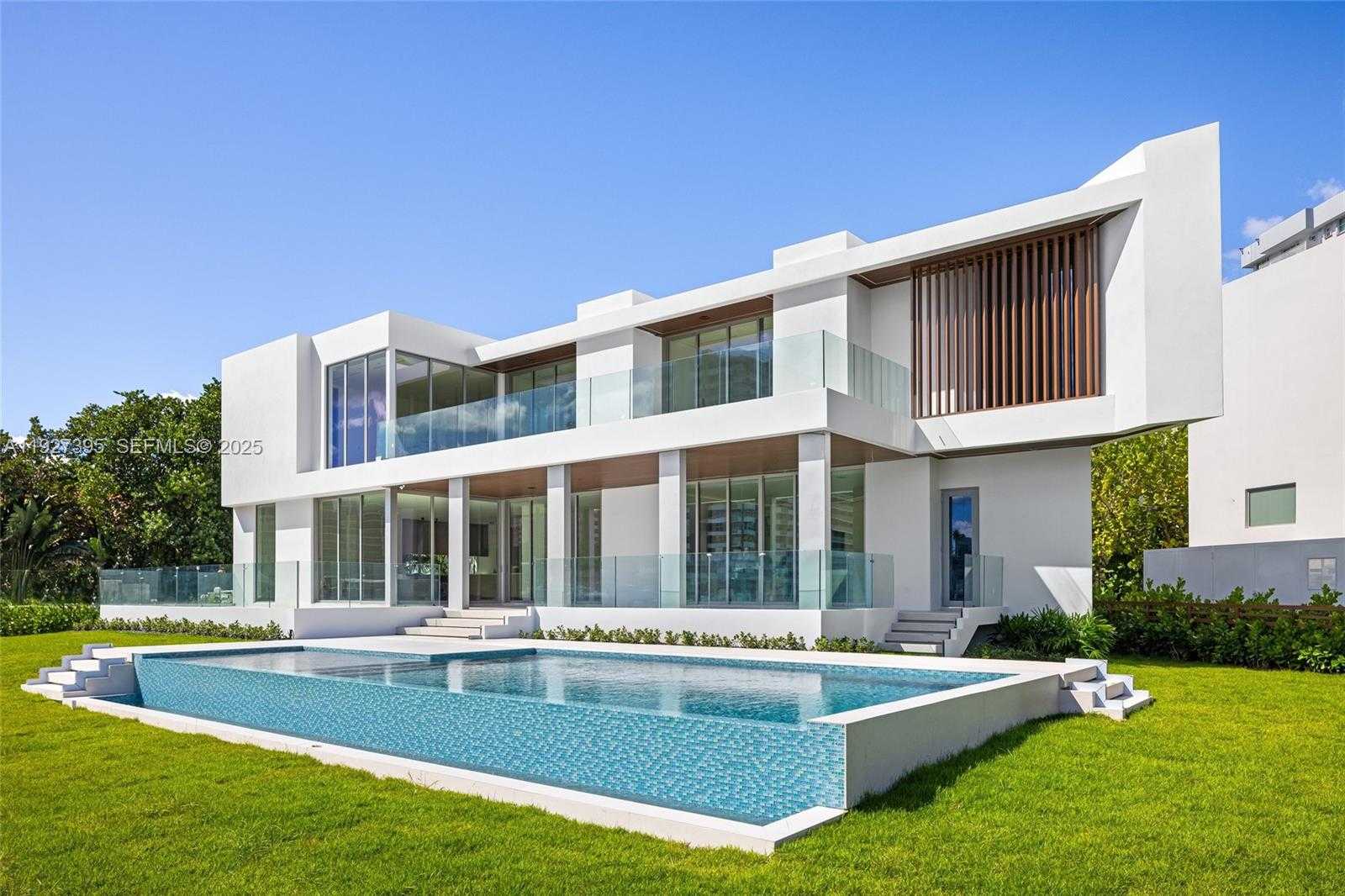 Small Image of 503 PALM DR, Hallandale Beach Number 2