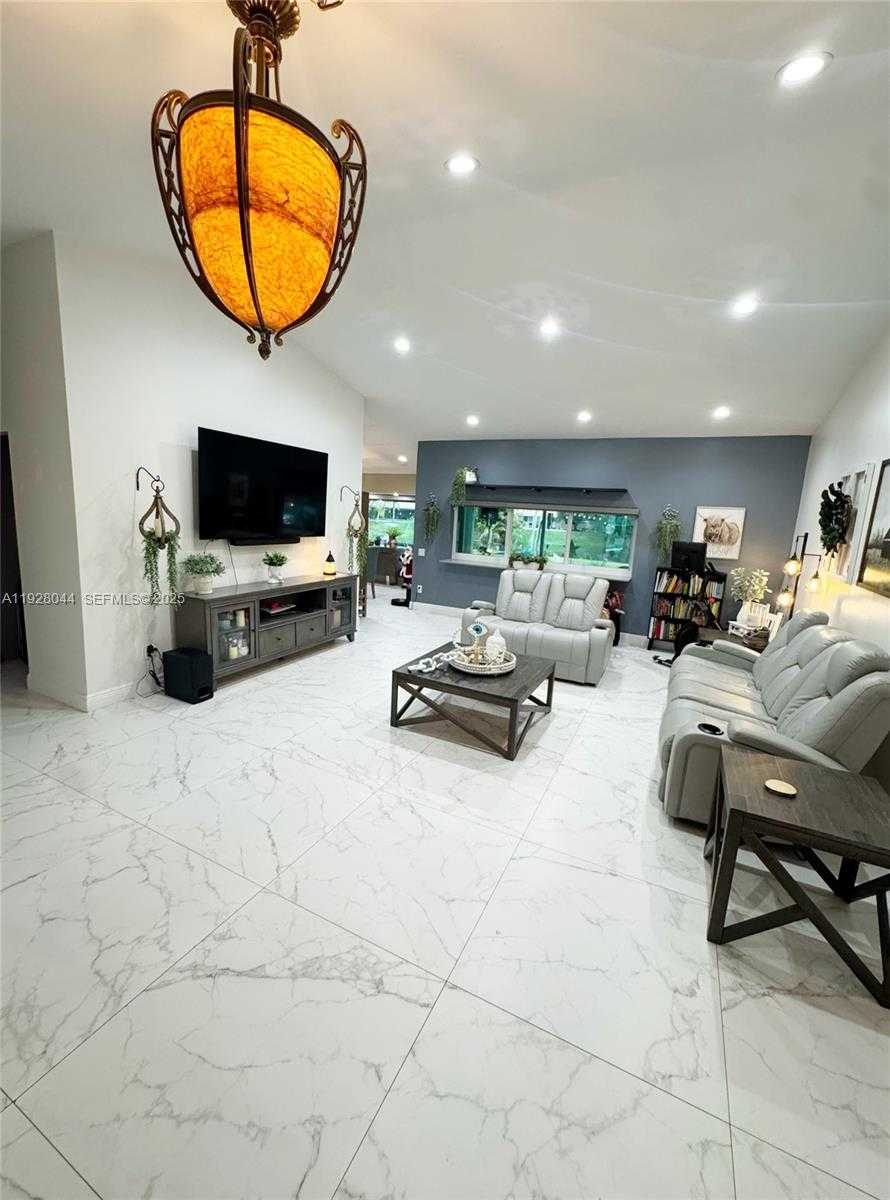 Small Image of 15500 CARRIAGE CT, Davie Number 2