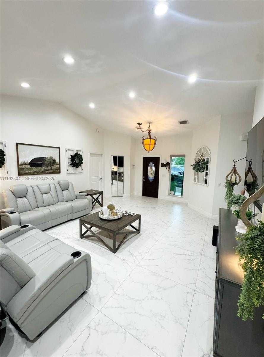 Small Image of 15500 CARRIAGE CT, Davie Number 3