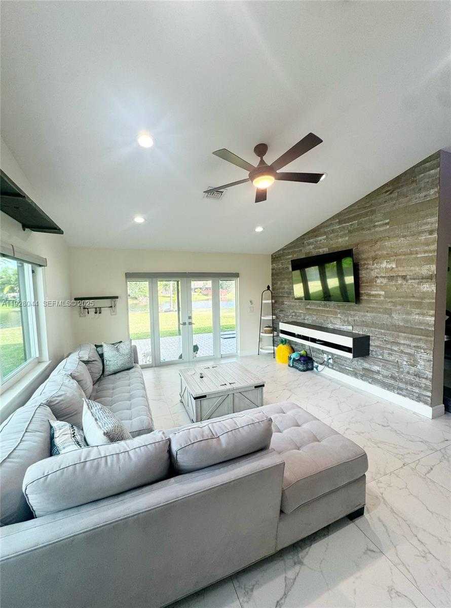 Small Image of 15500 CARRIAGE CT, Davie Number 6