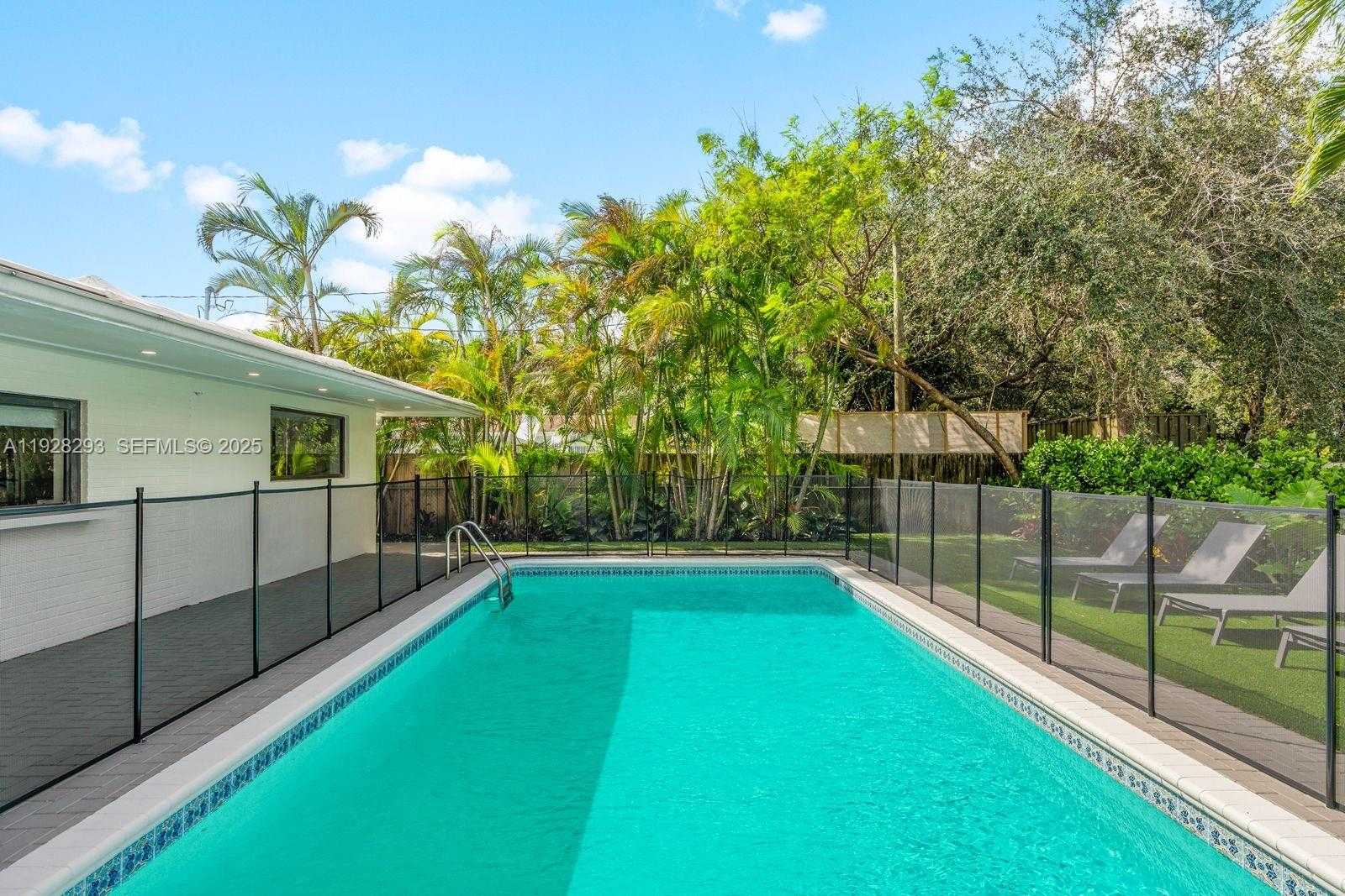 Small Image of 965 NORTH EAST 171ST ST, Miami Number 2