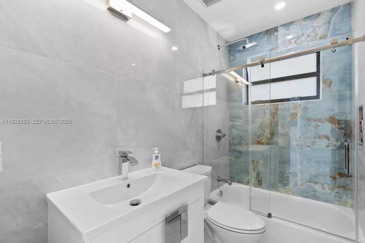 Small Image of 965 NORTH EAST 171ST ST, Miami Number 27