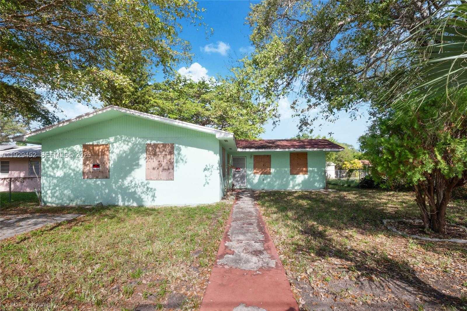 Small Image of 3715 OAK AVE, Miami Number 12