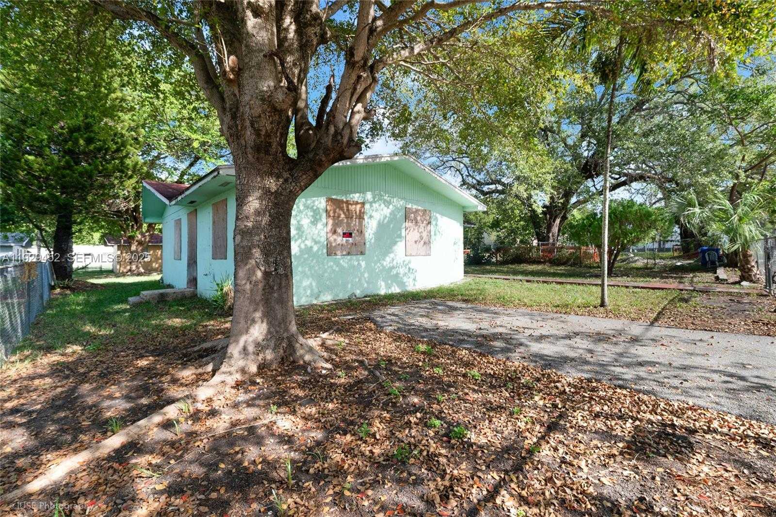 Small Image of 3715 OAK AVE, Miami Number 13