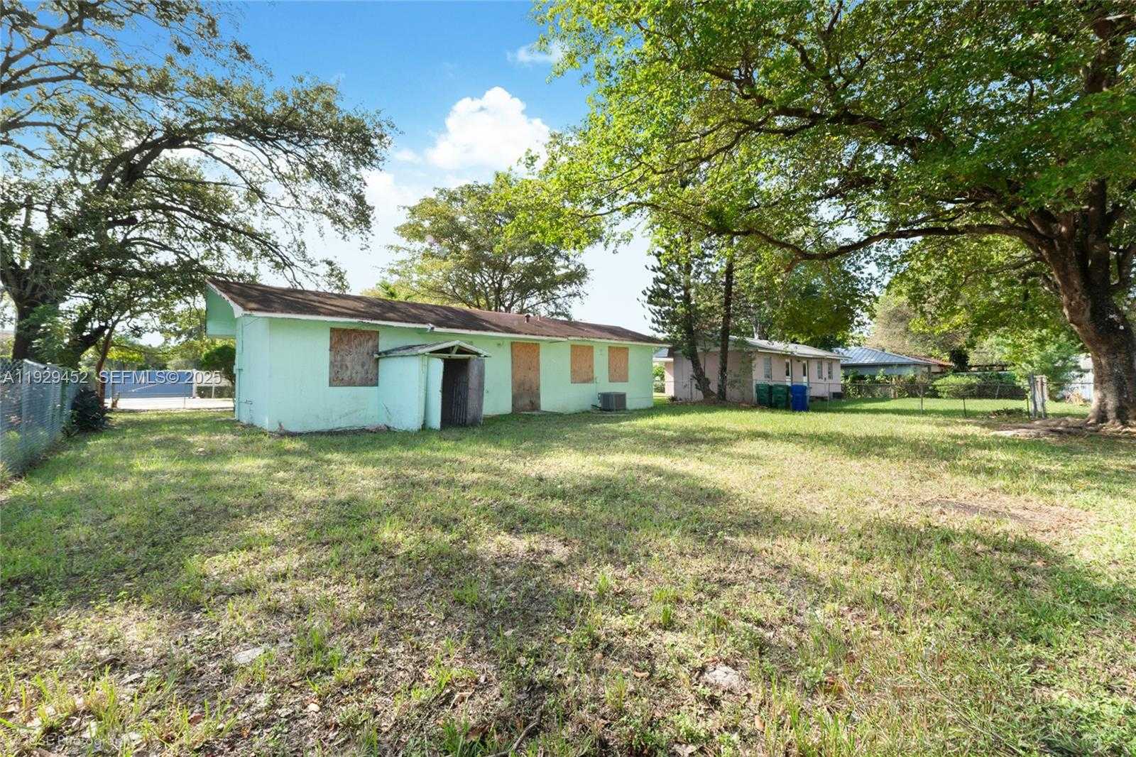 Small Image of 3715 OAK AVE, Miami Number 16