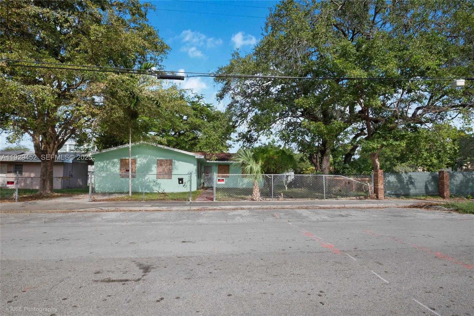 Small Image of 3715 OAK AVE, Miami Number 8