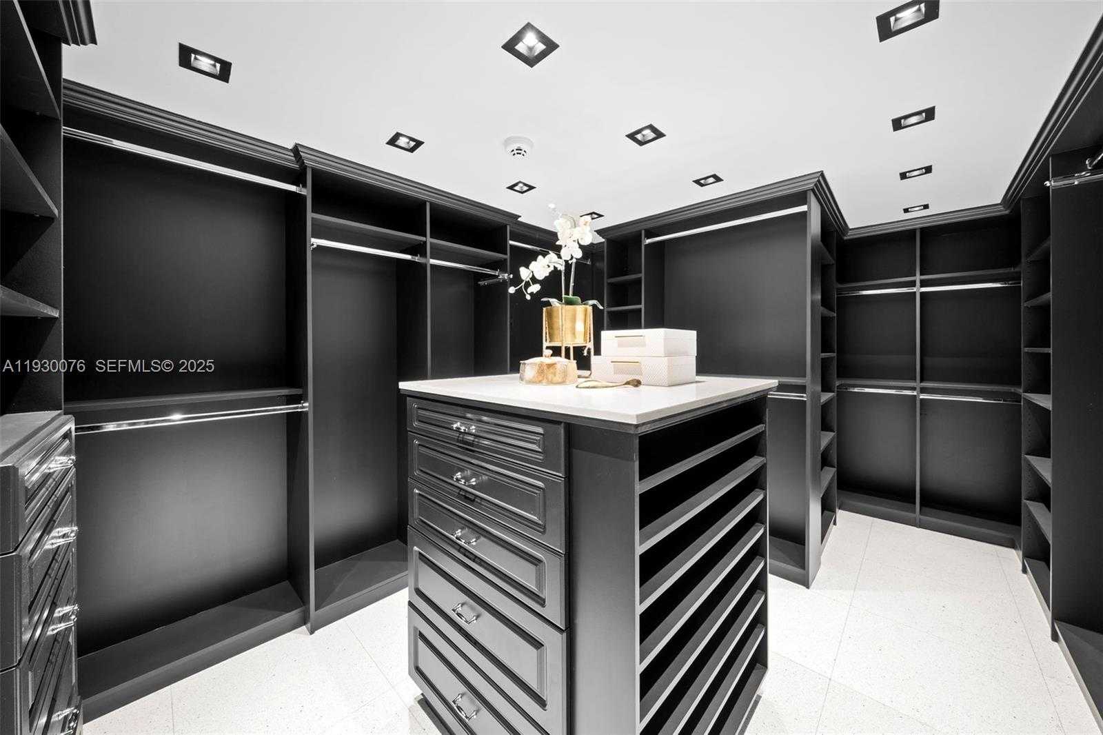 Small Image of 980 BELLE MEADE ISLAND DR, Miami Number 56