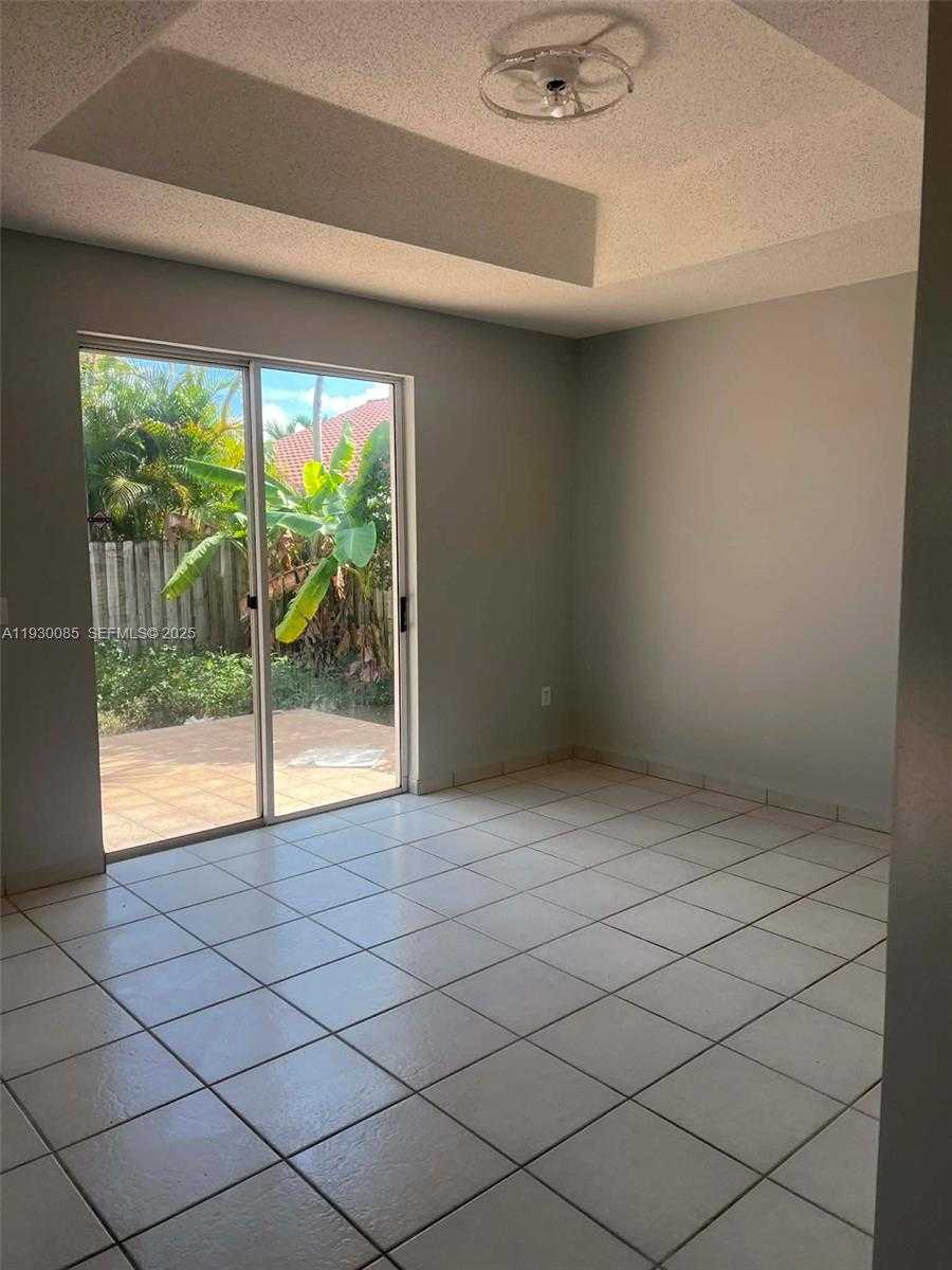 Small Image of 883 SOUTH WEST 142ND PL, Miami Number 4