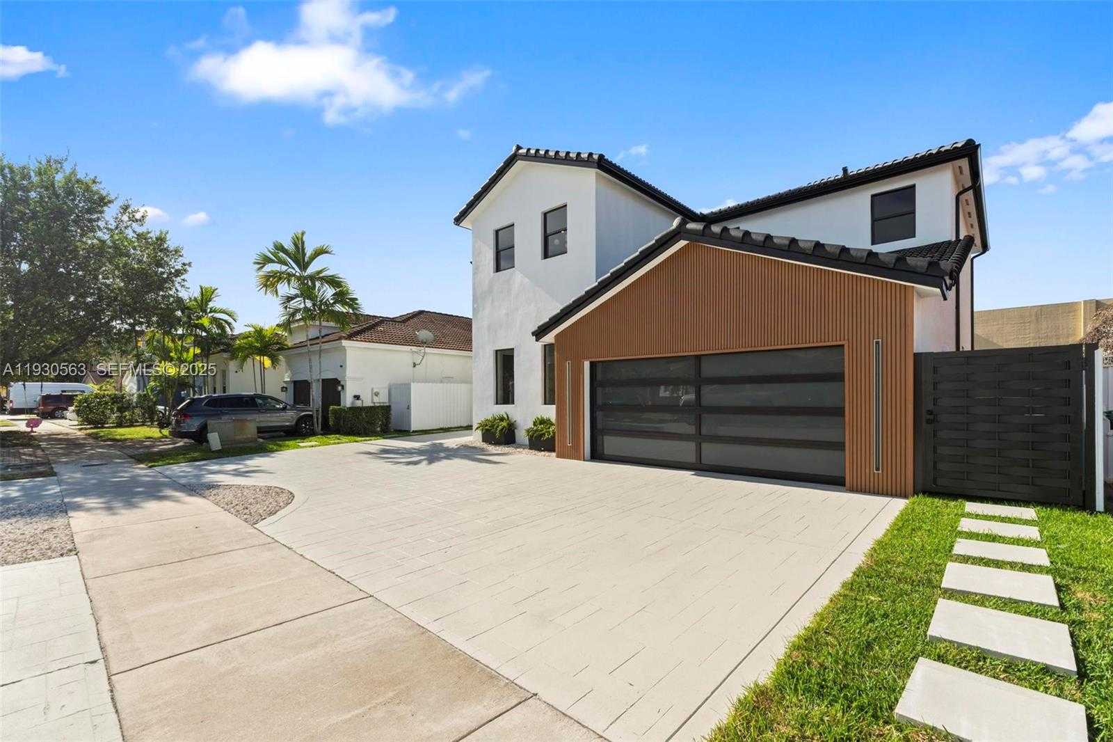 Small Image of 18172 NORTH WEST 91ST CT, Hialeah Number 2