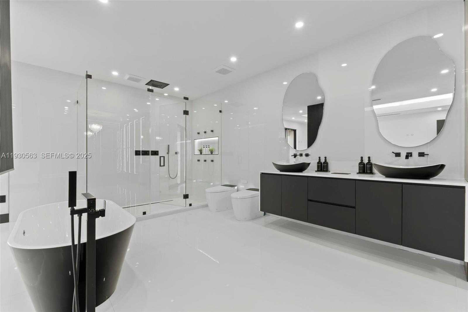 Small Image of 18172 NORTH WEST 91ST CT, Hialeah Number 27