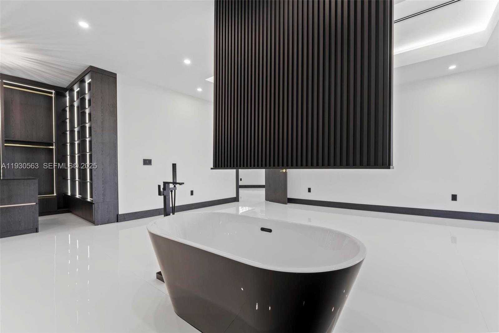 Small Image of 18172 NORTH WEST 91ST CT, Hialeah Number 31