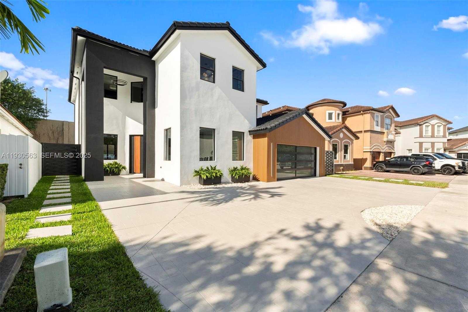 Small Image of 18172 NORTH WEST 91ST CT, Hialeah Number 4