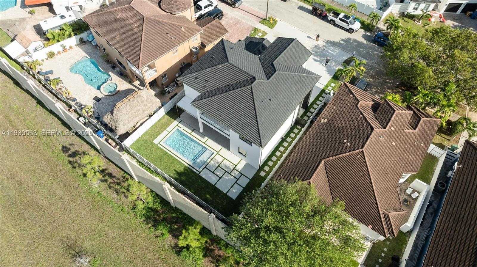 Small Image of 18172 NORTH WEST 91ST CT, Hialeah Number 55