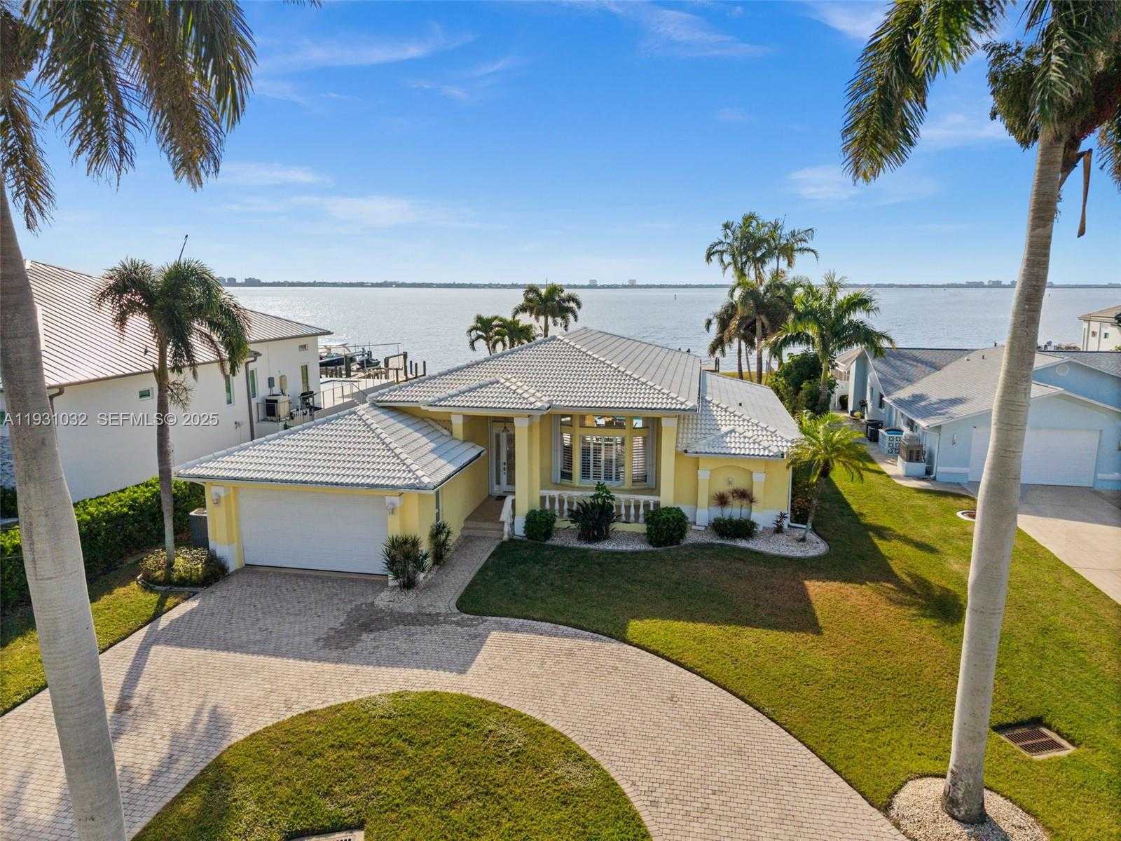 Small Image of 264 BAYSHORE DR, Cape Coral Number 1