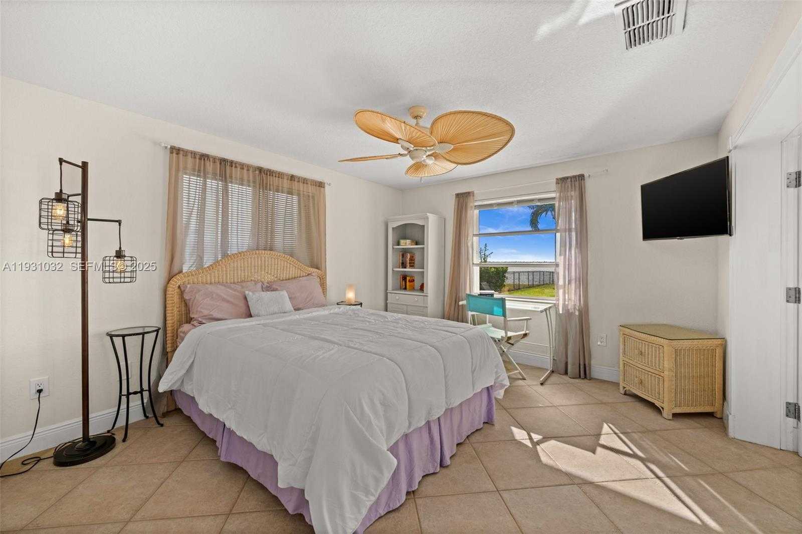 Small Image of 264 BAYSHORE DR, Cape Coral Number 26