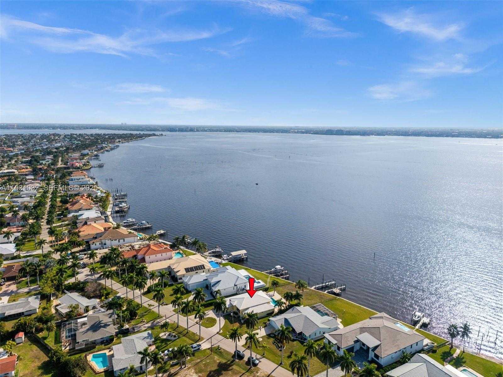 Small Image of 264 BAYSHORE DR, Cape Coral Number 3