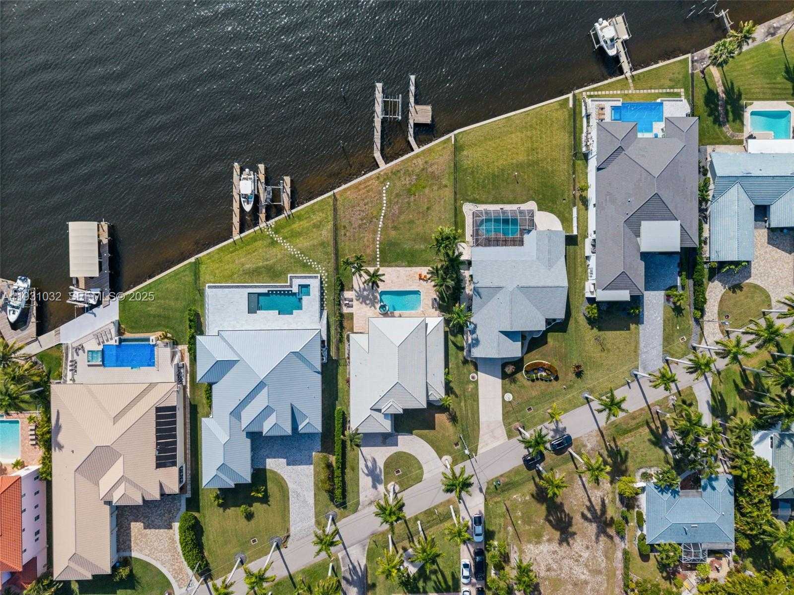 Small Image of 264 BAYSHORE DR, Cape Coral Number 37