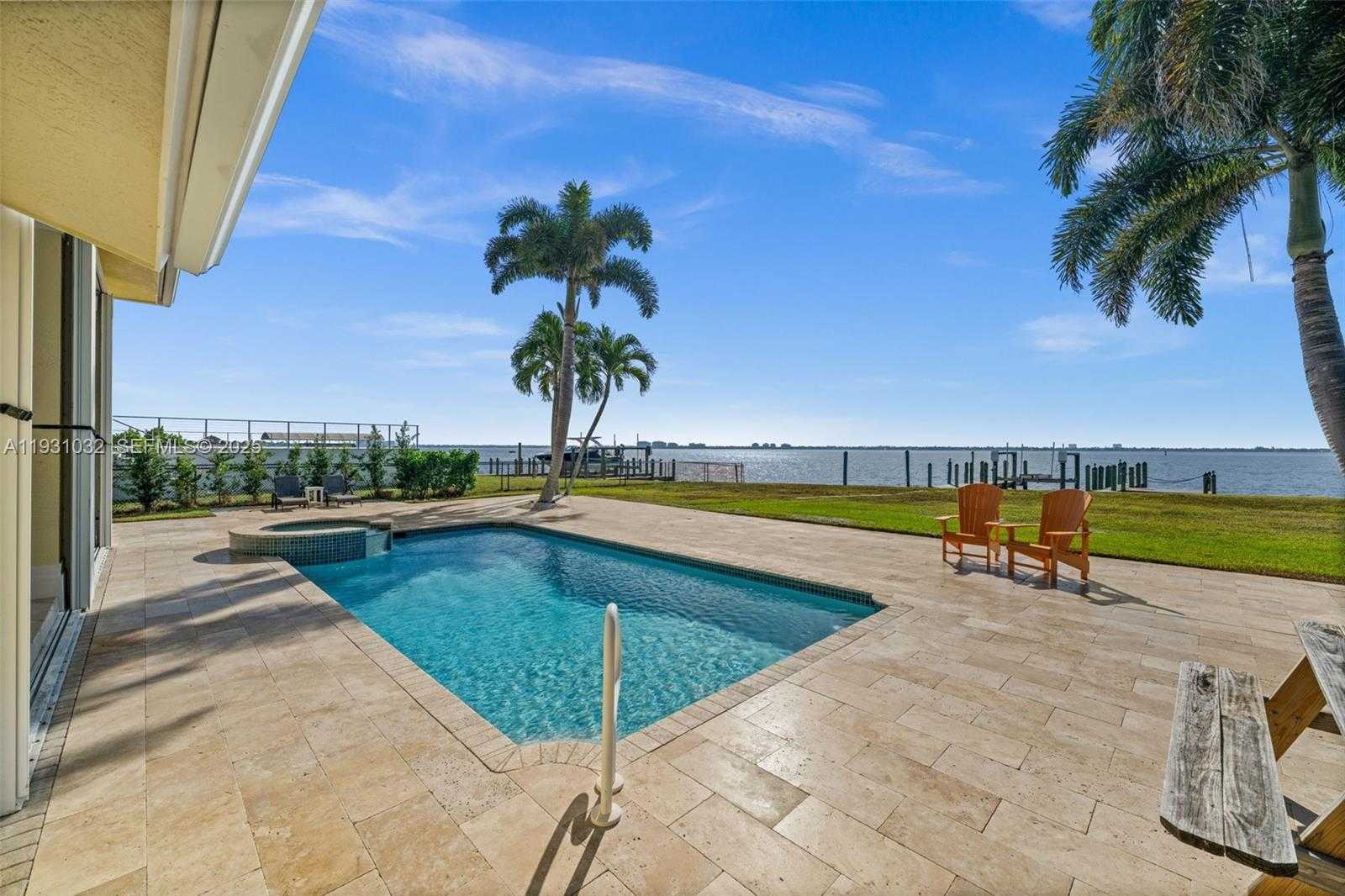 Small Image of 264 BAYSHORE DR, Cape Coral Number 4