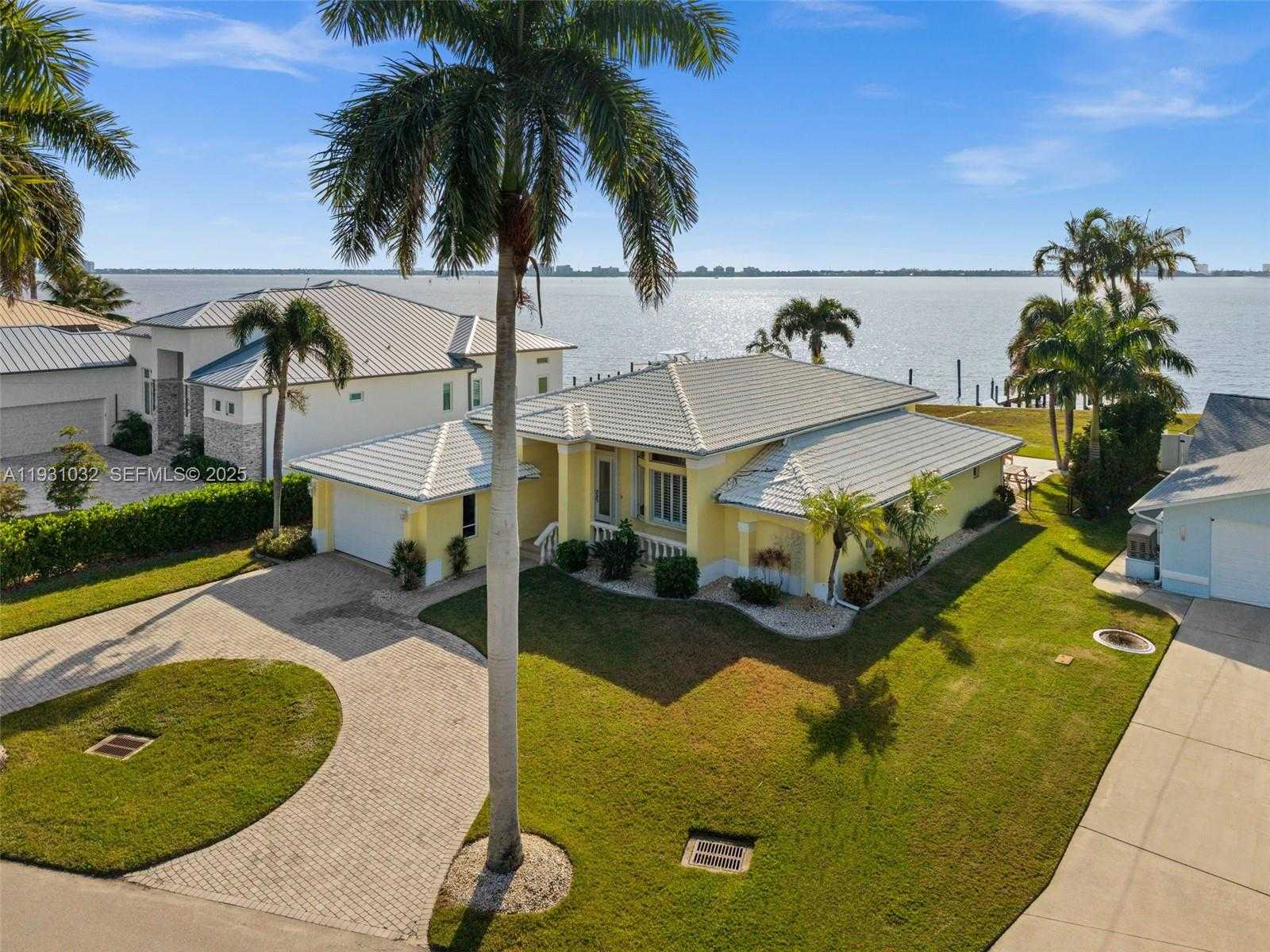Small Image of 264 BAYSHORE DR, Cape Coral Number 8