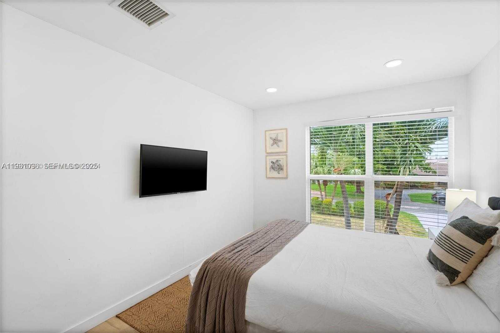 Small Image of 413 HOLIDAY, Hallandale Beach Number 17