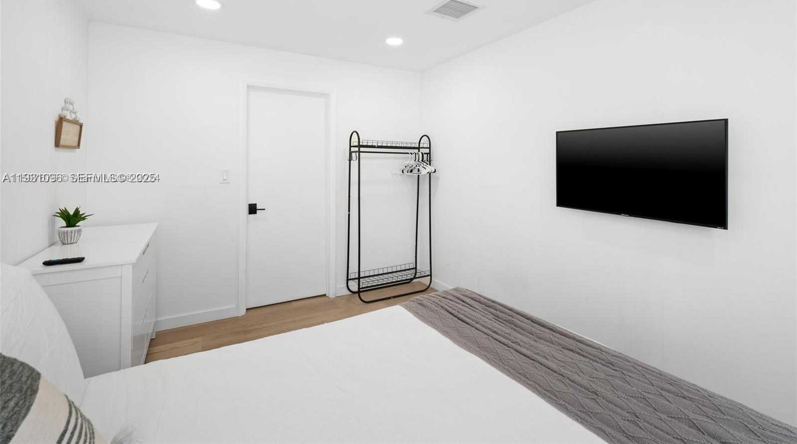 Small Image of 413 HOLIDAY, Hallandale Beach Number 18