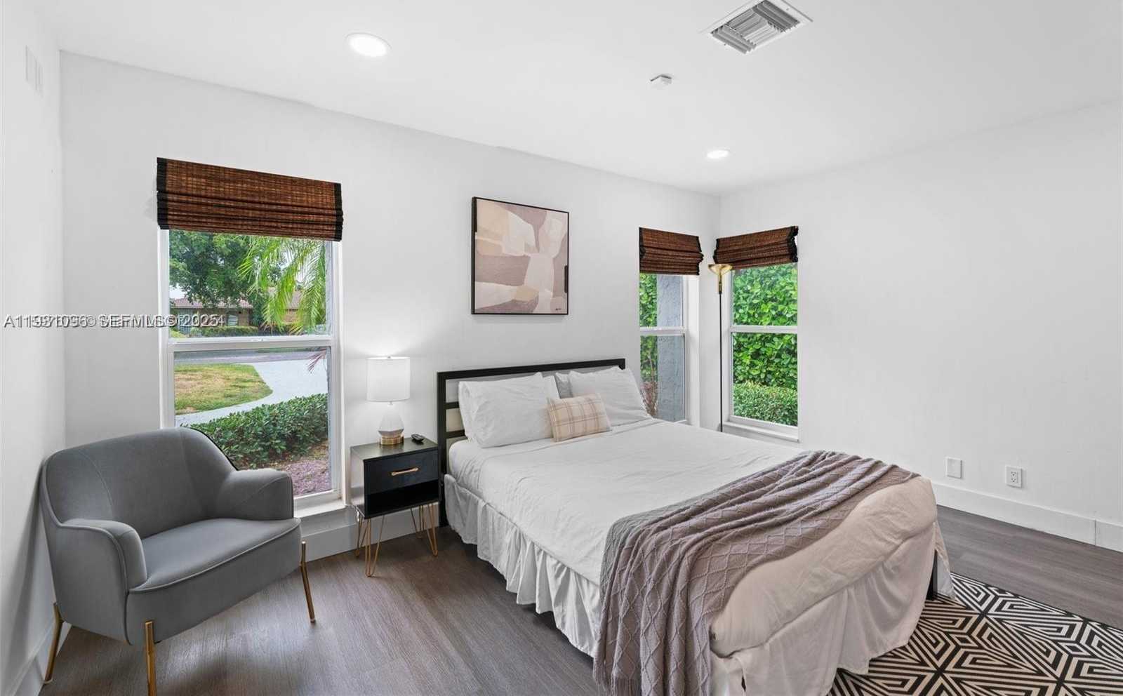 Small Image of 413 HOLIDAY, Hallandale Beach Number 38