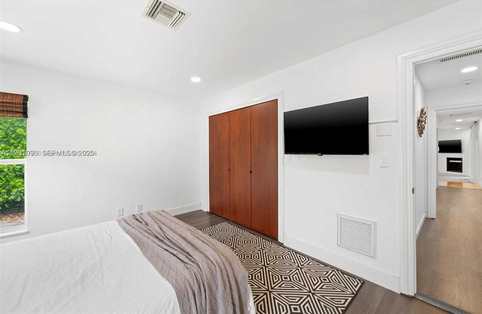 Small Image of 413 HOLIDAY, Hallandale Beach Number 39