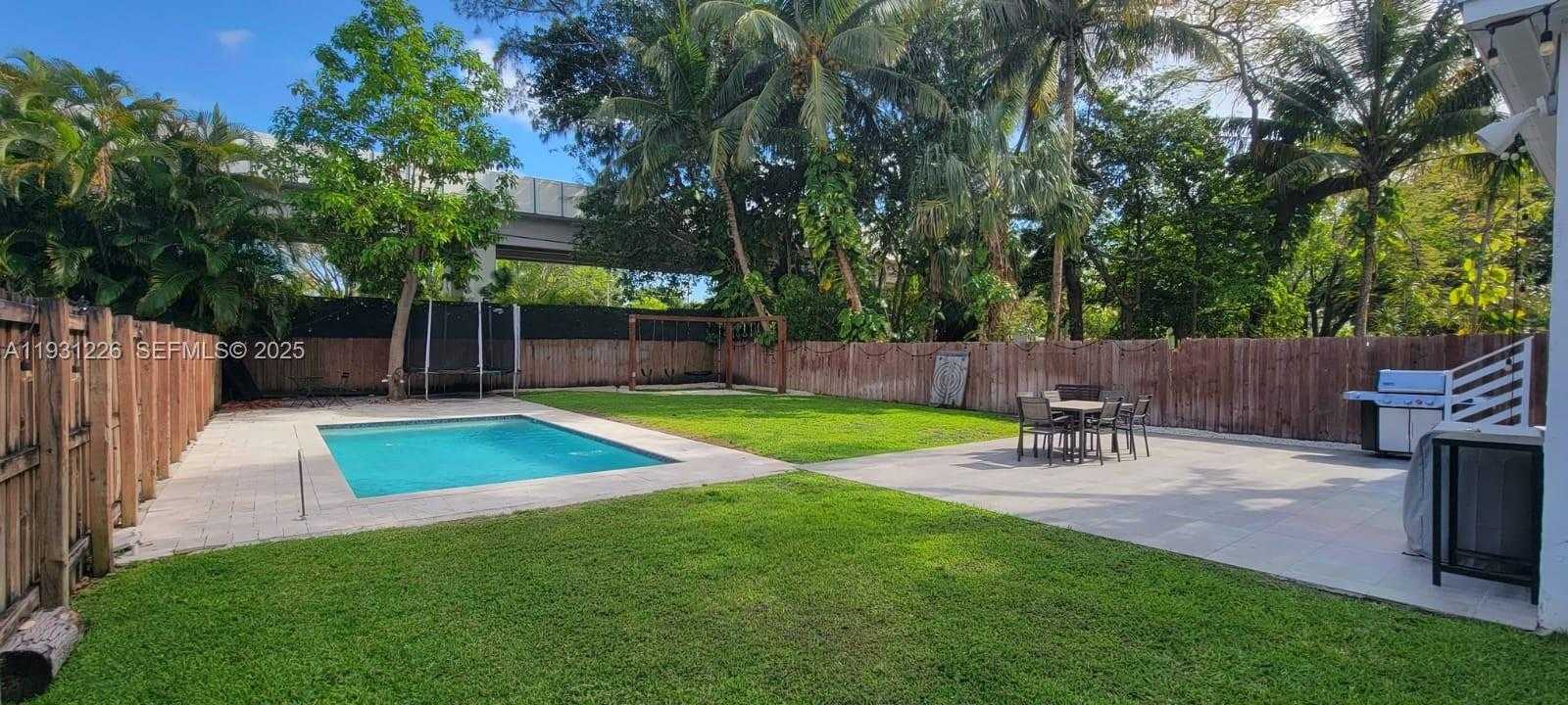 Small Image of 3685 SOUTH WEST 1ST AVE, Miami Number 17