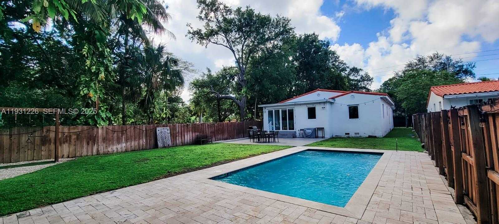 Small Image of 3685 SOUTH WEST 1ST AVE, Miami Number 22