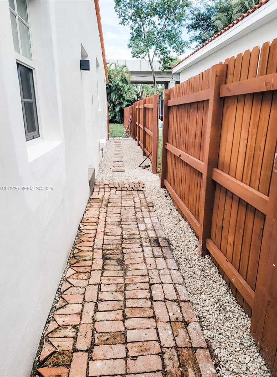 Small Image of 3685 SOUTH WEST 1ST AVE, Miami Number 4